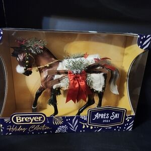 Breyer Après Ski 2024 Festive Brown Horse Figurine